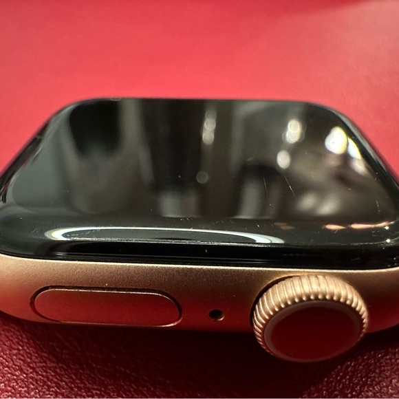 Series 5 Apple Watch - Rose Gold + 3 bands - Picture 3 of 13